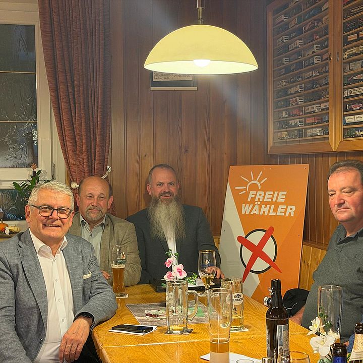 Teilnehmer der Jahreshauptversammlung 2026 am Tisch im Gasthaus