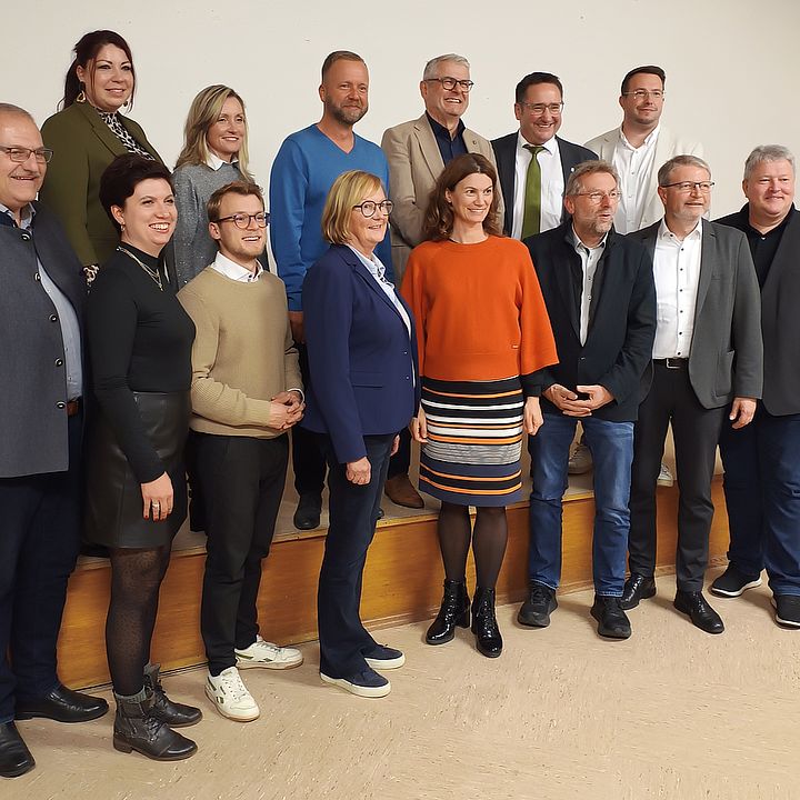 Gruppenbild mit den frisch gewählten Mitgliedern der Bezirksvorstandschaft der Freien Wähler Oberpfalz.