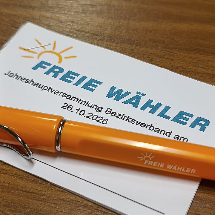 Kugelschreiber auf einem weißen Papier mit dem FW Logo, auf dem steht "Jahreshauptversammlung Bezirksverband 2026"